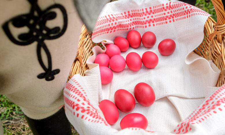 Csíkszentimre, 2022. április 18.A locsoló fiúk ajándéka, piros tojások az erdélyi Csíkszentimrén húsvéthétfõn, 2022. április 18-án.MTI/Veres Nándor
